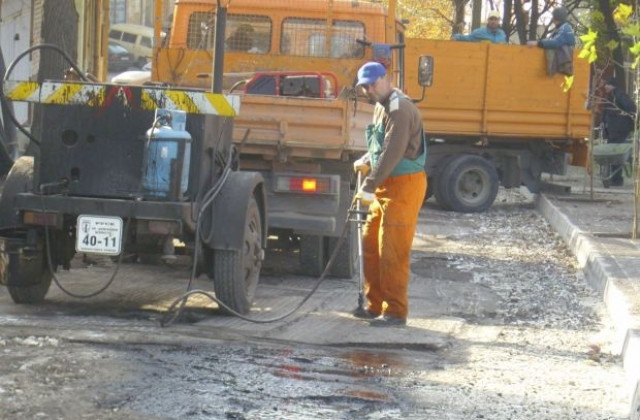Ще пълнят дупките, зейнали след зимата по русенските улици
