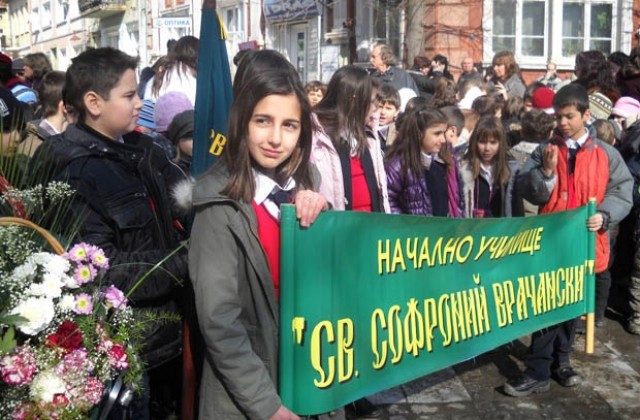 Цветя и песни за св. Софроний във Враца