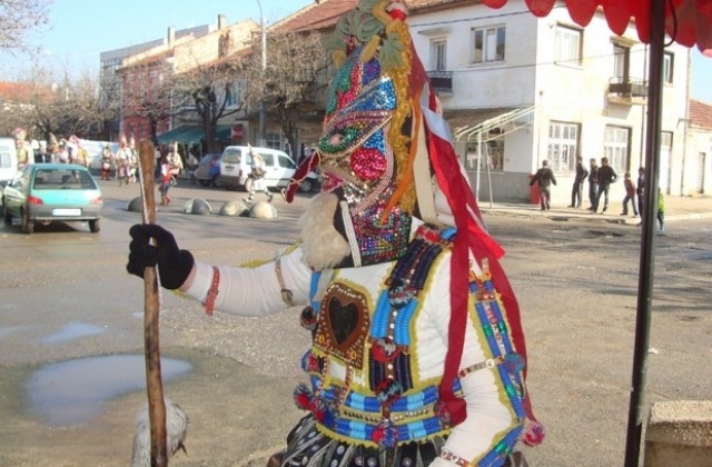 400 кукери на празник в Стралджа