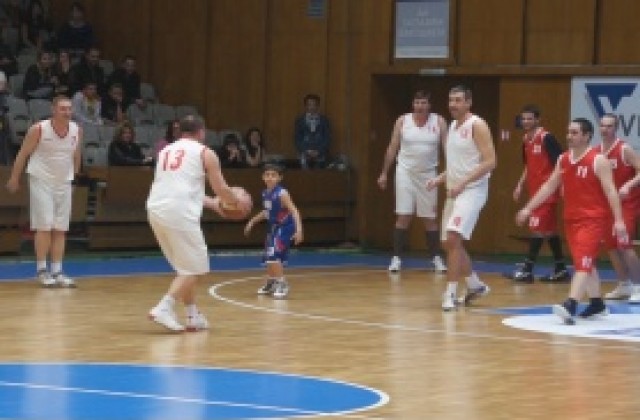 Звездите биха журналисти с благотворителна цел