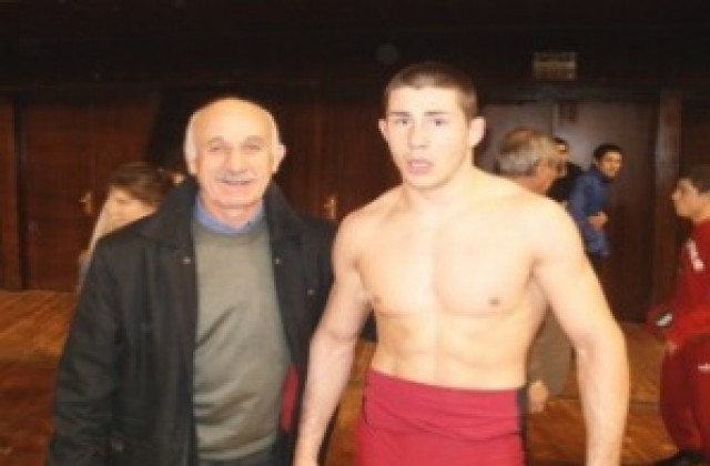 Николай Добрев с бронз от Петко Сираков-Иван Илиев