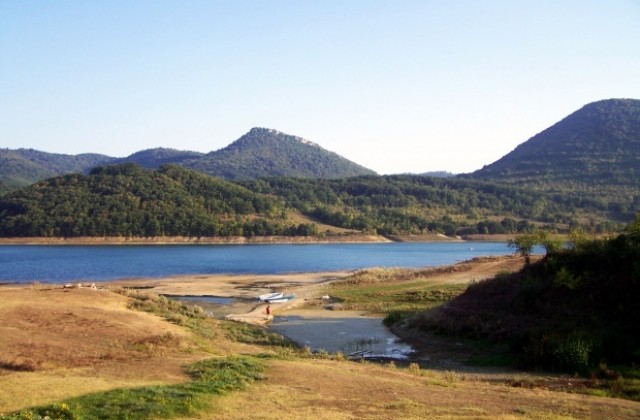 Иззеха бракониерски мрежи от язовир „Цонево”