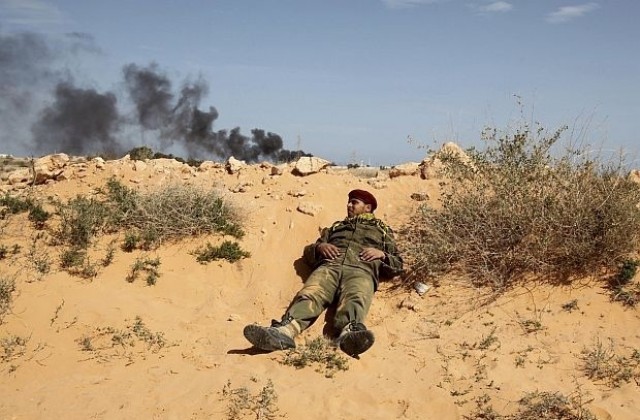 Либийската опозиция спря настъпление от верните на Кадафи военни части