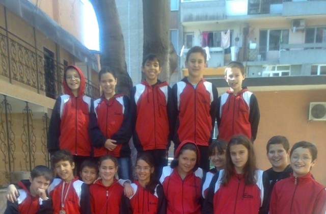 Млади варненци с достойно представяне на държавното по плуване