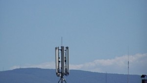 Затягат контрола върху антените на мобилните оператори