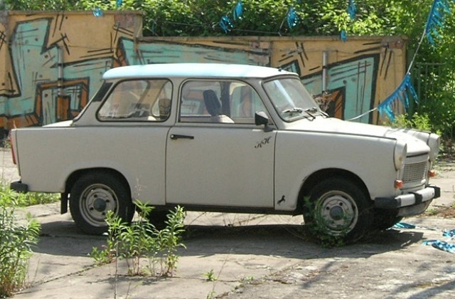 Ученици свиха табелите на 12 коли