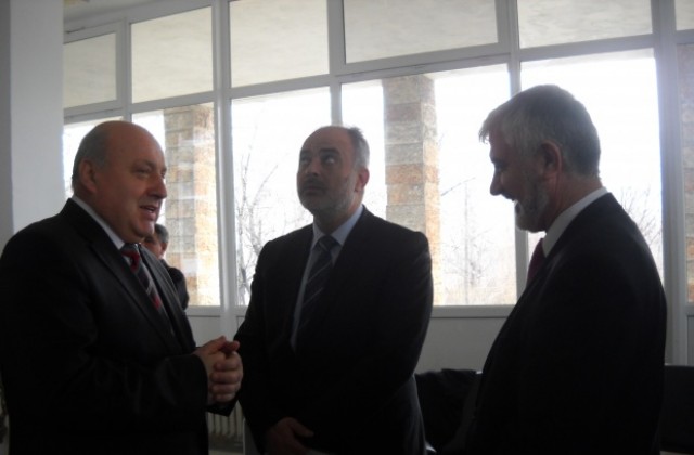 Министър Младенов посети Дома за хора с физически увреждания