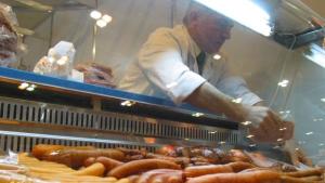 Усмивката на продавача начин за оцеляване на кварталния магазин