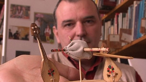 Учител дълбае миниатюрни музикални инструменти