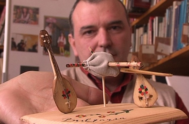 Учител дълбае миниатюрни музикални инструменти