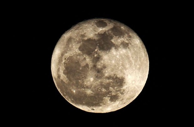 Супер Луна и пълнолуние на източния хоризонт