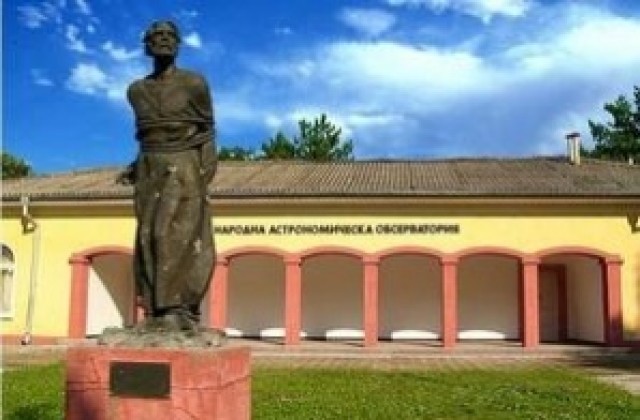 Астро заек събира деца от Хасково и Димитровград в Джордано Бруно за Деня на планетариумите