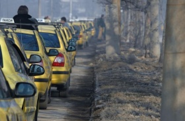 Около 1000 таксита возили на завишени цени