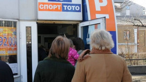 Мъж нападна с чук служителка на тото пункт