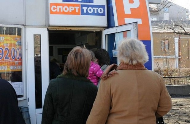 Мъж нападна с чук служителка на тото пункт