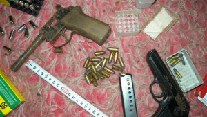 Иззеха незаконни цигари алкохол и оръжие при полицейска акция