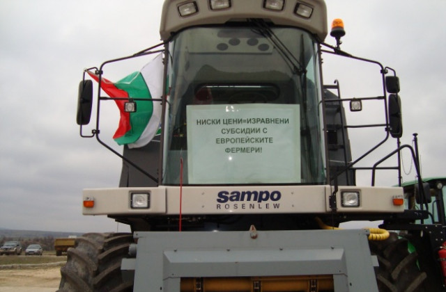 60 земеделски машини излязоха на простест в Луковит