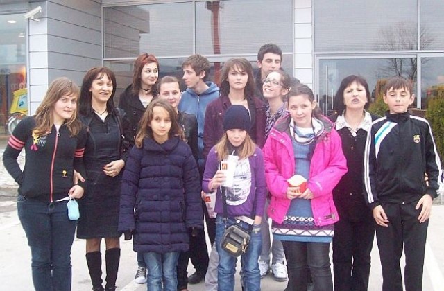 Разложки ученици участваха в състезание на Кеймбридж