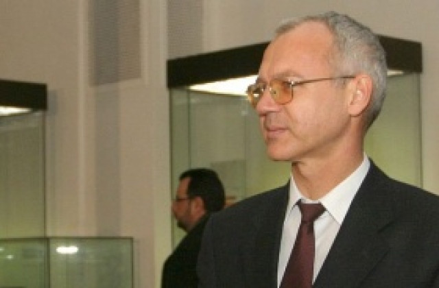 Велев: Трябва да се работи не за замразяване на цените на горива, а за условия за конкуренция