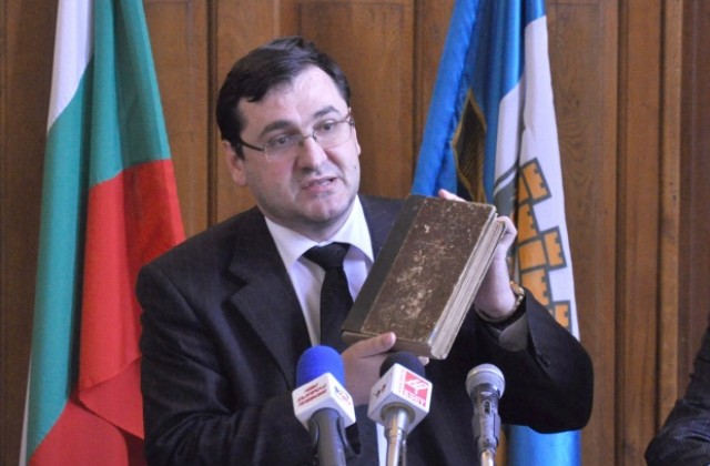 Кметът дарява рядка книга за благотворителност
