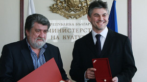Вежди Рашидов връчи отличието Златен век на Теодосий Спасов