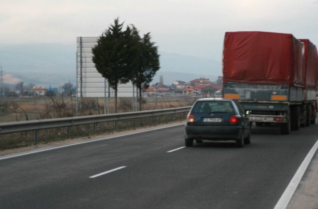 Временни ограничения по Е-79 заради аварирал товарен автомобил