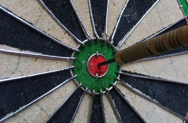 Роби Уилямс се учи на дартс