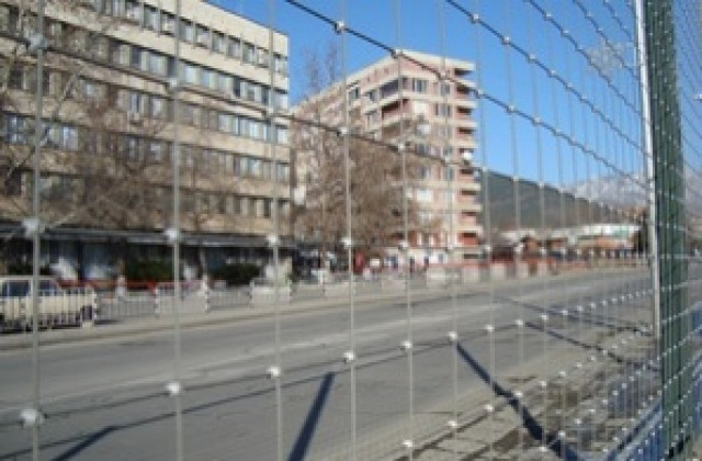 Похитителят отказва да излезе от банката