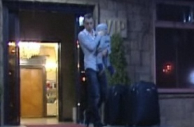 ВИДЕО: Бербатов с дъщеря си в ръка се прибра в България