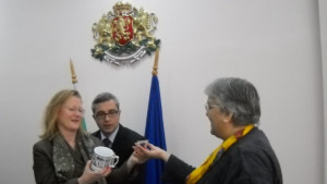 Норвежкият посланик дари книги на библиотеката