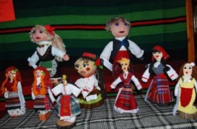 На Благовещение кукли направени от деца в Етнографския