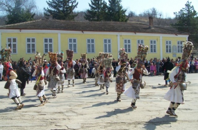 Тригодишно дете бе най-малкият кукер на „Калипетрово 2011”