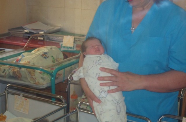 Бебе в Дарик, роди се Лора