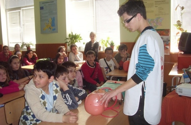 Деца се учиха да оказват помощ