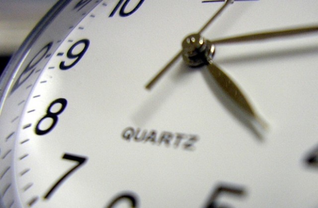 Преместихме стрелките на часовника с час напред