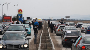 Протестиращи затрудняват движението по пътя Враца Мездра