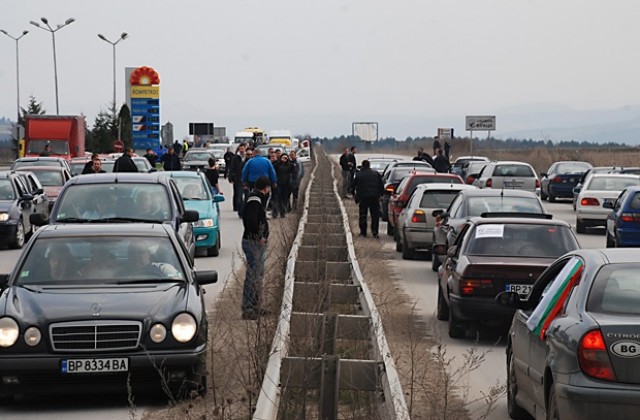 Протестиращи затрудняват движението по пътя Враца - Мездра