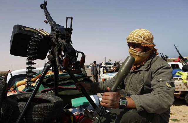 Силите на Кадафи спряха настъплението на бунтовницете към Сирт