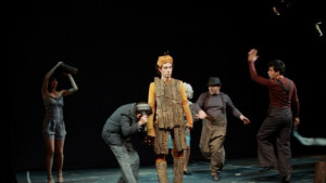 Кукленият театър със статуетка Икар