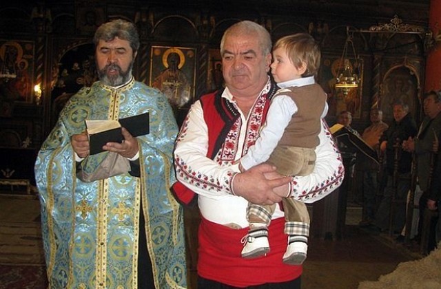 Александър Краваров кръсти детето на рап-певеца Енчев