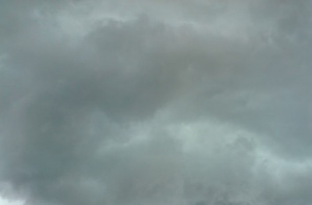 Мъгла затруднява видимостта във Варна