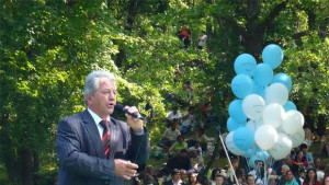 Адем Байрактар празнува 45 години на сцената