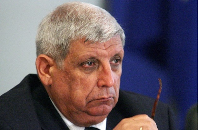 Отложиха решението за освобождаване на чиновниците в пенсионна възраст