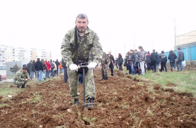 Гора на децата засадиха във Враца