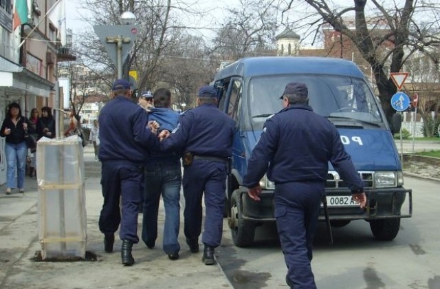 С арести завърши живата верига срещу съдия-изпълнител