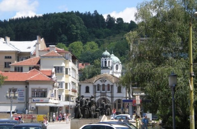 Слънце над Западна България, дъжд над Източна