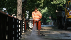 Започва ръчно миене на варненските улици