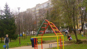 Доброволци почистиха междублоково пространство