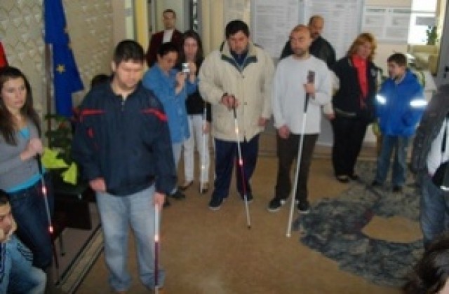 МГЕРБ подари бели бастуни на незрящи деца и младежи