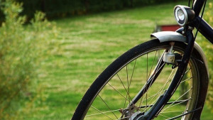 Колоездач прати баба в болница